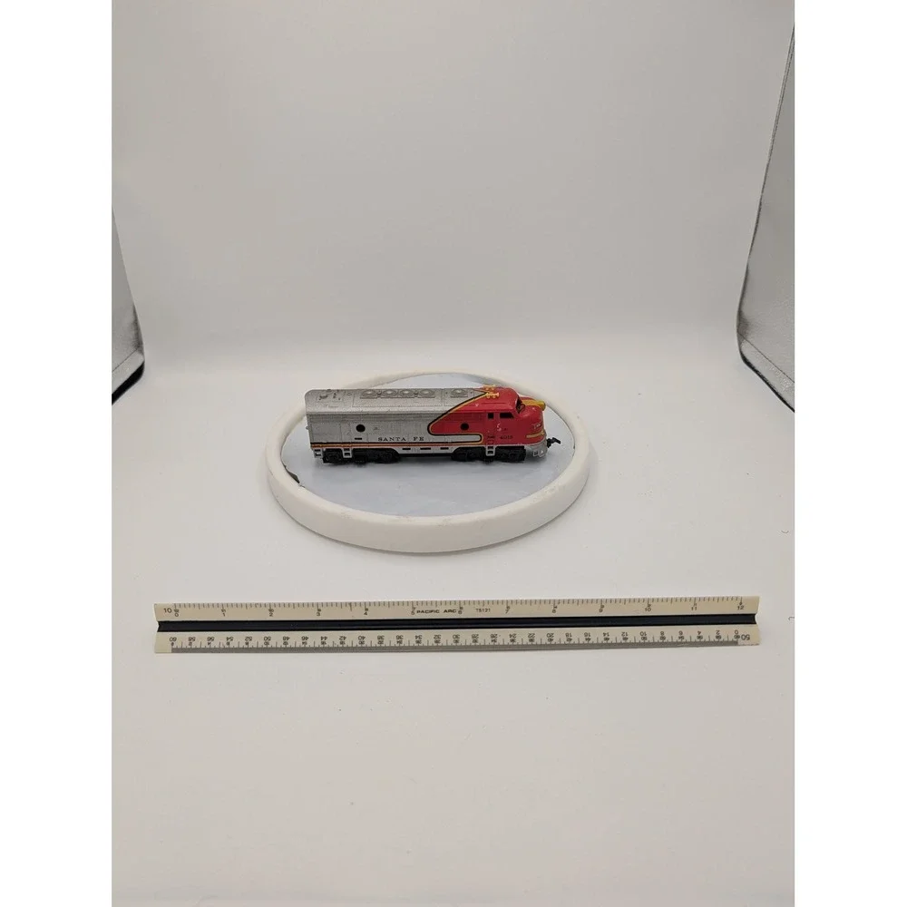 Vintage Santa Fe 4015 Diesel Locomotive Engine HO Scale Red‎ Silver Warbonnet